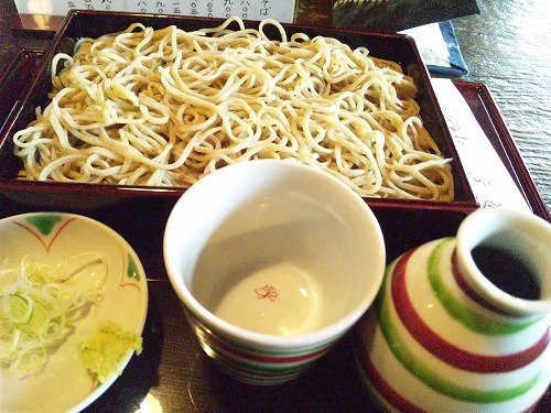 行列ができるお店のおそばです。