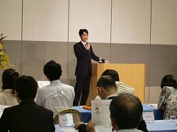 私が前で話している様子