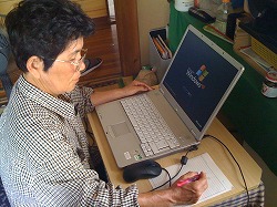 パソコンに向う母