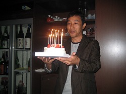 鳥居さんの誕生日のケーキ、野口さんが運んでいるところです。